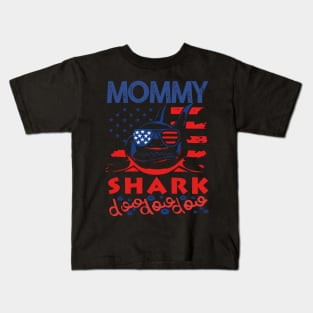 Mommy Shark American Flag July Of 4th Kids T-Shirt